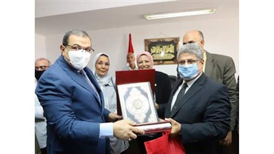 وزير القوى العاملة يكرم رئيس الإدارة المركزية للسلامة والصحة المهنية