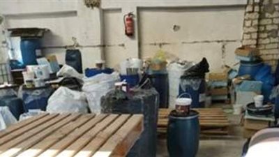 ضبط مصنع بدون ترخيص لإنتاج الغراء والكحول الايثيلي بالإسكندرية | صور