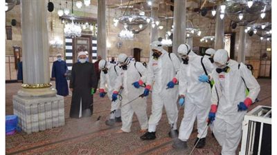 استعدادا لإقامة صلاة الجمعة.. الأوقاف تبدأ حملة تعقيم واسعة من مسجد الحسين | صور