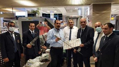 ضبط أمريكي حاول تهريب سيوف أثرية وملابس عسكرية وطائرة تجسس | صور