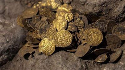 العثور على كنز من العملات الذهبية الإسلامية في إسرائيل