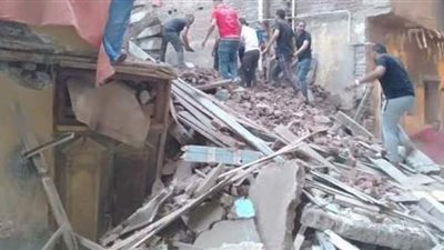 نجاة مواطن والبحث عن اثنين آخرين تحت أنقاض منزل طنطا المنهار