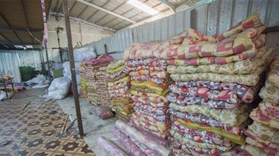 ضبط مصنعين للمراتب الإسفنجية و المبيدات غير مرخصين  في كفر الشيخ