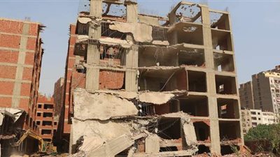 إزالة  فورية لدور سطح مخالف بالمنطقة الثامنة عمارات بمدينة الشروق
