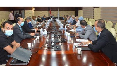 وزير الإسكان يتابع موقف تنفيذ وحدات 