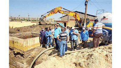 انتقال ١٠ سيارات كسح و 6 مياه نقية بموقع انفجار خط صرف صحي بأسيوط