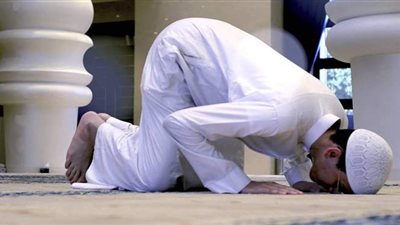 هل يجب كشف الجبهة عند السجود فى الصلاة ؟