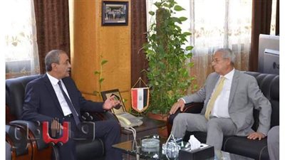 محافظ الإسماعيلية يستعرض مع 