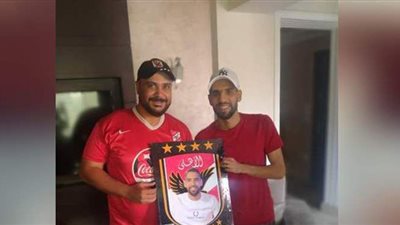 مشجعون للأهلي يزورون مؤمن زكريا في منزله | صور