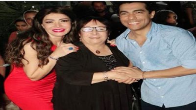 سميرة عبد العزيز تحضر عرض مسرحية 