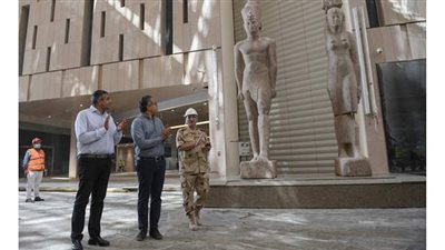 السياحة والآثار تزيح الستار عن تمثالين بمكان عرضهما بالمتحف المصري الكبير
