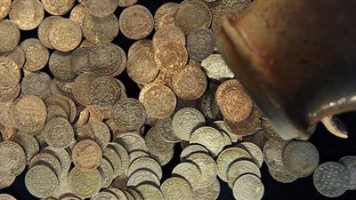 ضبط عملات أثرية داخل سيارة على طريق 