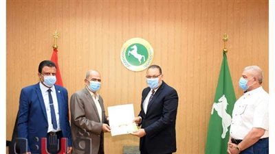 محافظ الشرقية يكرم قيادات مديريات الزراعة والتموين والطب البيطري