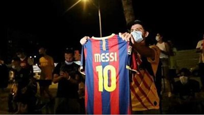 جماهير برشلونة تحتشد أمام النادي للإبقاء على ميسي