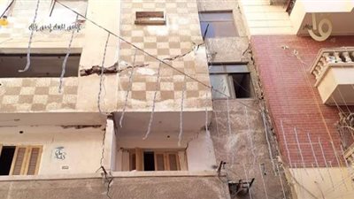 صدق أو لا تصدق.. نائب رئيس حي المحلة:  منزلي هينهار بسبب برج مخالف وبقيت في الشارع