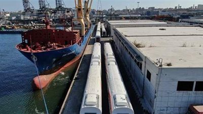 وزير النقل يتابع استكمال أعمال تنزيل  13 عربة جديدة للركاب  بميناء الإسكندرية