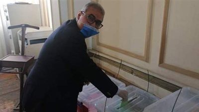 خالد العامري يدلي بصوته في انتخابات التجديد النصفي للبيطريين| صور