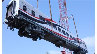 وزير النقل يتابع استكمال أعمال تنزيل 13 عربة جديدة للركاب بميناء الإسكندرية