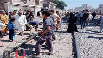 دماء على القضبان.. قطار يدهس فتاة بمحطة فاقوس بالشرقية | صور