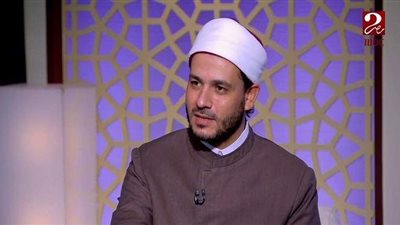 هل يجوز للرجل رقية المرأة؟ أزهري يجيب | فيديو