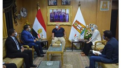 محافظ الوادي الجديد يلتقي وفد صندوق تحيا مصر لتسليم الوحدات التجارية