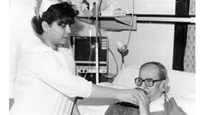 نجيب محفوظ وجها لوجه أمام الإرهابي الذي حاول اغتياله