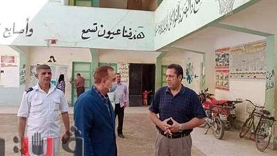 رئيس مدينة ملوي يتفقد عددا من لجان امتحانات الثانوية للدور الثاني