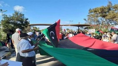 الليبيون يتحدون حظر السراج ويتدفقون للتظاهر بقلب طرابلس