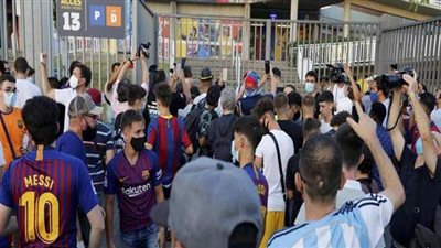جماهير برشلونة تقتحم ملعب كامب نو بسبب ميسي