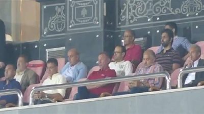 الحزن يخيم على وجه الخطيب أثناء حضوره مباراة الأهلي والجونة | فيديو