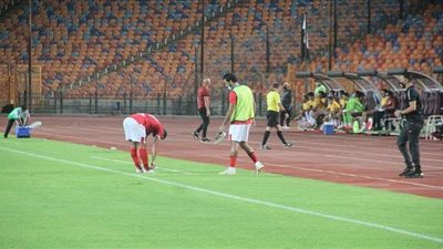 مروان محسن يساعد أحمد فتحى على تبديل الحذاء أثناء الشوط الأول | صور