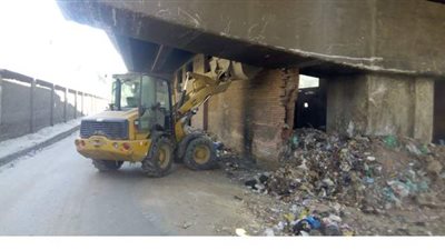 حى بولاق الدكرور يزيل مبنى مهجورا أسفل محور صفط اللبن