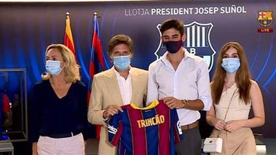 رسميا.. ترينكاو يوقع رسميا لبرشلونة | صور