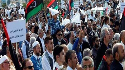 المظاهرات تحاصر الوفاق.. والسراج يغازل المحتجين بحكومة كفاءات