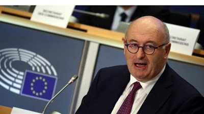 استقالة مفوض التجارة الأوروبي بعد انتهاكه تدابير احتواء 