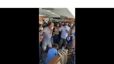 بسبب كمامة.. سياح يضربون رجلا ويطردونه من قارب | فيديو