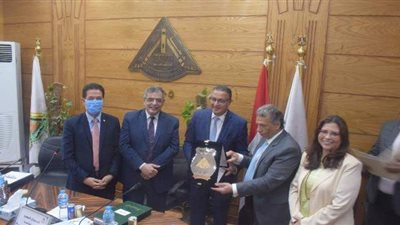 مجلس جامعة بنها يكرم عميد هندسة شبرا