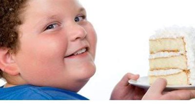 الصحة تحذر من سمنة الأطفال: تسبب أمراض القلب والأورام في عمر صغير