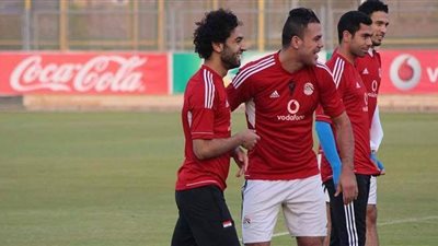 عمرو زكي يستعيد ذكريات الملاعب بصورة تجمعه بـ