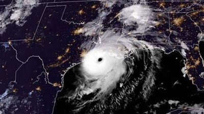 تحليق طائرة وسط إعصار لورا الكارثي ورصد لقطات مثيرة