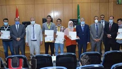 محافظ المنيا يكرم أوائل الثانوية العامة على مستوى المحافظة