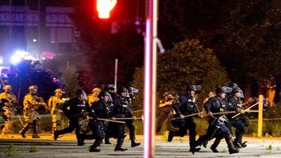 بعد مقتل  أمريكي من أصول إفريقية..  حظر تجول وطوارئ في مدينة مينيابوليس