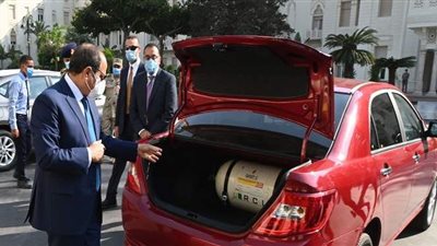السيسي يتفقد نماذج السيارات الحديثة لكبرى الشركات العالمية المصنعة محليا | صور