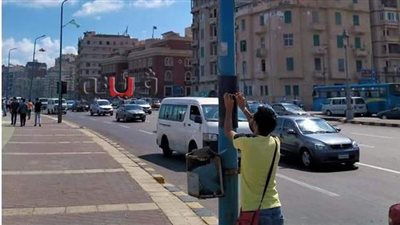 تأمين الأعمدة بكورنيش الإسكندرية بتركيب أبواب بلاستيكية عازلة استعدادا لفصل الشتاء