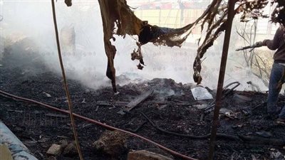 بالصور.. السيطرة على حريق بأكشاك السكة الحديد في الإسماعيلية