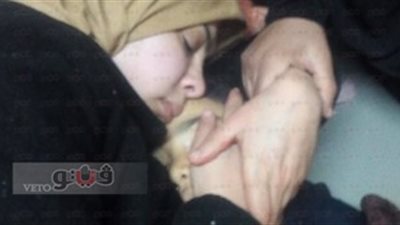 والدة ضحية إهمال مستشفى بور فؤاد تحتضن طفلها في مشهد مأساوي