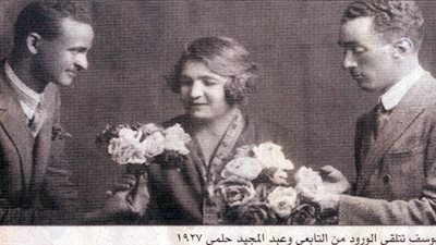 صورة تذكارية لـ «روز اليوسف» بين اثنين من عشاقها