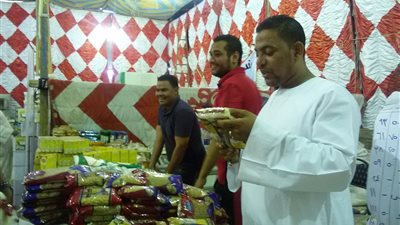 بالفيديو والصور.. إقبال متوسط على معرض «أهلا رمضان» في قنا