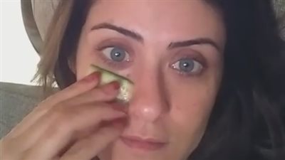 بالفيديو.. هيدي كرم تنصح متابعيها بماسك الخيار