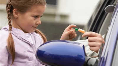 انتشار عصابات خطف الأطفال لتجارة الأعضاء.. متهمون زوروا شهادة ميلاد طفل.. سماسرة بالسيدة زينب يستقطبون الضحايا مقابل 12 ألف جنيه للكلية.. وآخرون يستقطبون الصغار لاستغلالهم في العمل بلا أجر بالإسكندرية